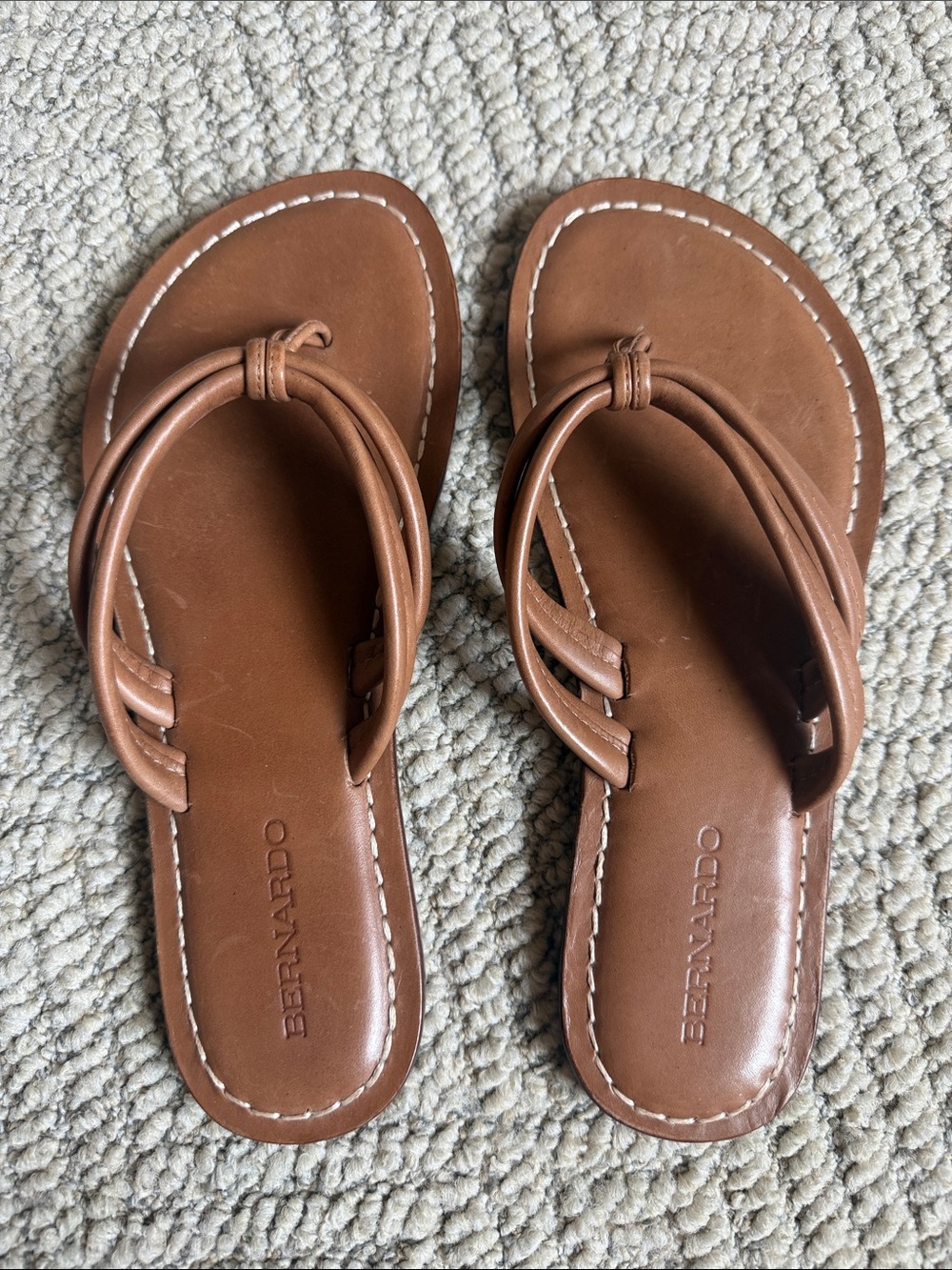 Bernardo Miami Luggage Leather (Tan) Thong Sandals, size 8 - Picture 3 of 5
